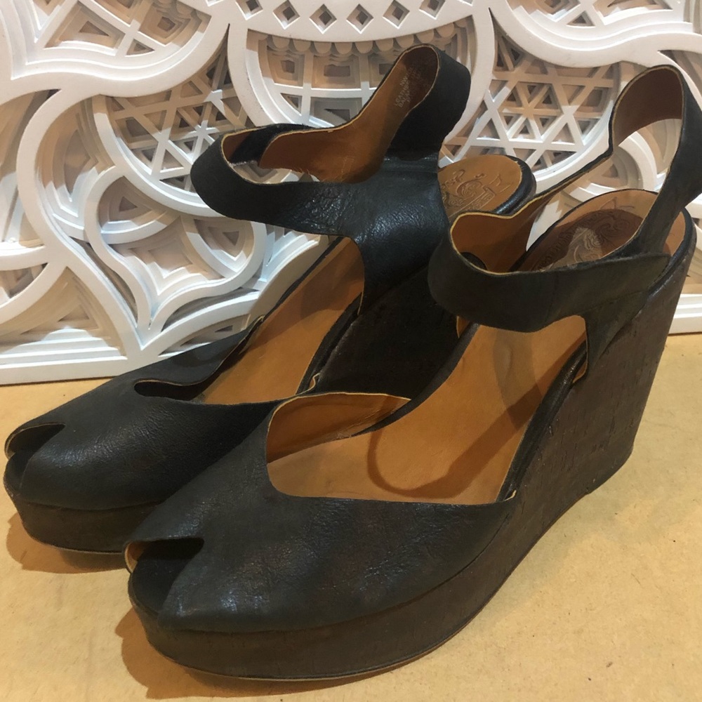 Nine West “Jolyn” black leather peep toe wedge 🖤